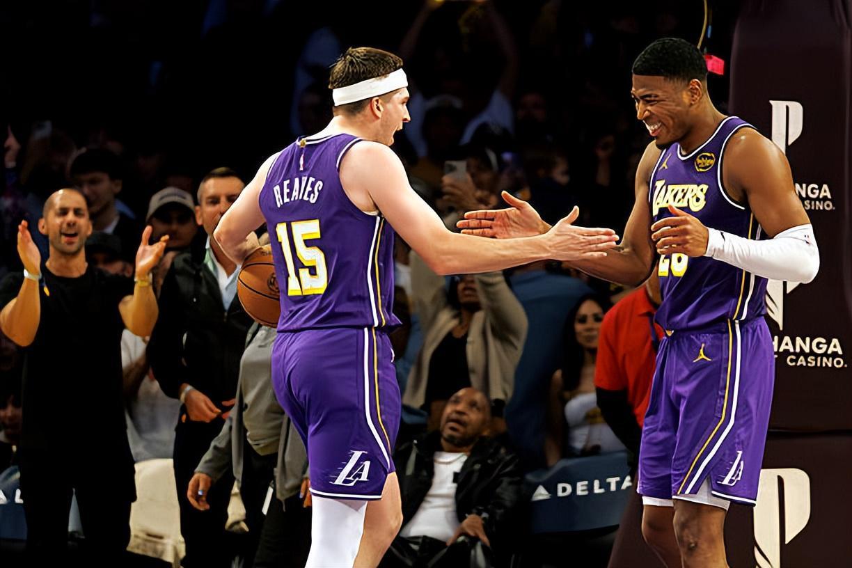 进攻端的作用太突出了，湖人还是应该让锋线大将赶紧回归先发？