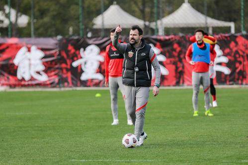 开云-教学赛战罢不到24小时火速开练 莱科初定海港框架